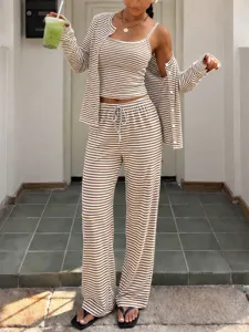 Detailansicht des braun gestreiften 3-teiligen Damen-Loungewear-Sets mit geripptem Top, Cardigan, Hose.