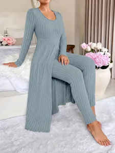 Ensemble de détente côtelé décontracté avec haut fendu à col rond et pantalon long.