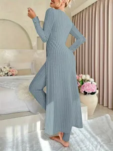 Détail d'ensemble de détente haut fendu à manches longues et pantalon en maille côtelée.