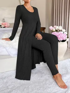 Ensemble de salon élégant pour femme haut long fendu et pantalon assorti côtelé en noir.