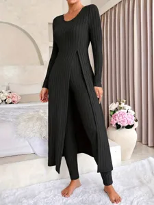 Vue détaillée du haut noir côtelé à manches longues et fendu avec son pantalon de loungewear.