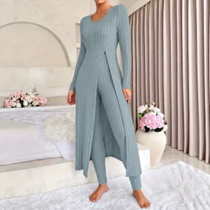Ensemble de survetement deux pieces haut fendu manches longues et pantalon cote