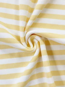 Geripptes Streifengewebe Detail des Damen Hausanzugs, weiche Strick Textur Nahaufnahme.