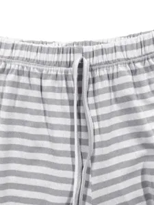 Grau-weiß gestreifte Loungewear-Shorts Detail, weicher Rippstrick, elastischer Kordelzugbund.