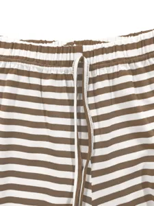 Braun-weiße gestreifte Rippstrick-Lounge-Shorts Bunddetail, weicher Stoff mit Kordelzug.