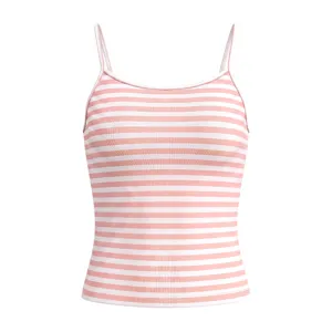 Nahaufnahme des rosa-weiß gestreiften Ripp-Tops, zeigt feine Textur und saubere Träger.