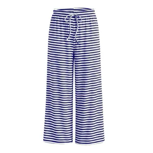 Nahaufnahme der blau-weißen gestreiften Damen-Ripp-Hose mit Tunnelzug am bequemen Bund.