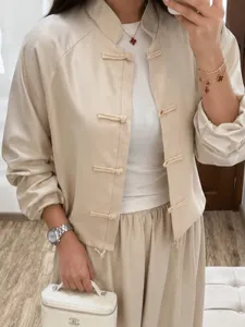 Conjunto de dos piezas de satén beige camisa cuello mandarín y pantalón ancho chic.