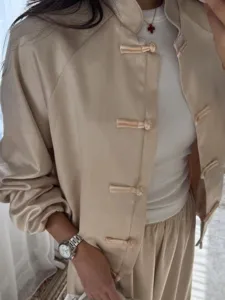 Conjunto elegante de top de satén con cuello mandarín y pantalón ancho, moda chic.