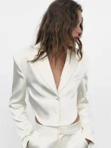 Elegantes weißes Satin Blazer und Hosen Anzugset, professionelles langärmliges Outfit.