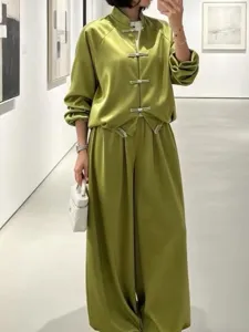 Vista detallada del elegante conjunto verde de satén con cuello mao y pantalón ancho.