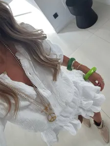 Weisse strukturierte langarmige Bluse und Rüschen-Skort zweiteiliges Set, Detailansicht.