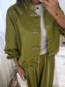Conjunto de satén verde con cuello mao, blusa elegante y pantalones anchos estilo chino