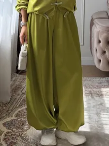 Conjunto elegante de satén de dos piezas con top de cuello alto y pantalón ancho y chic.