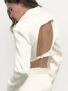 Rückseitige Detailansicht des eleganten weißen Langarm Blazers mit Rückenausschnitt.