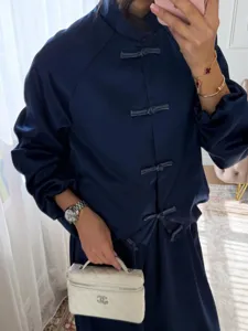 Conjunto de dos piezas de satén azul oscuro estilo chino con cuello mao y botones.