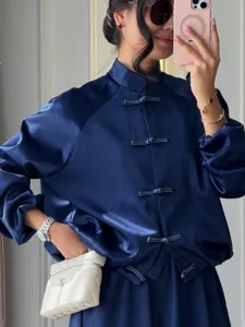 Conjunto de dos piezas de satén azul estilo chino con cuello mandarín, top y pantalón.
