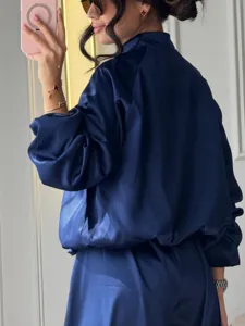 Conjunto elegante de satén azul oscuro con top de manga larga y pantalón ancho para primavera.