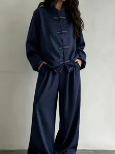 Conjunto elegante de satén con top de manga larga cuello mandarín y pantalón ancho chino.