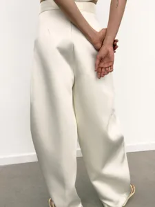 Rückseitenansicht eleganter weißer hochgeschnittener weiter Hosen mit tollem Fall.