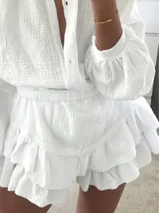Reinweißes strukturiertes Langarmshirt und Rüschenshorts Zweiteiler Set für Damen.