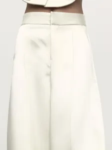 Detailansicht eleganter weißer High-Waist-Hosen mit strukturiertem Satintaillenbündchen.