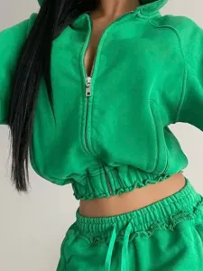 Green cropped zip-up hoodie and sweatpants set, casual streetwear two-piece outfit.