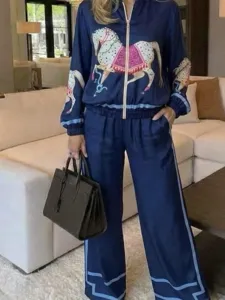 Retro horse print two-piece tracksuit featuring a zipper jacket and wide-leg pants.