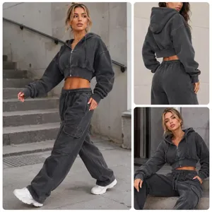 Vintage gewaschener grauer kurzer Kapuzenpullover mit Reißverschluss und Cargo Jogginghose.