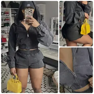 Detailansicht des vintage gewaschenen Crop-Hoodie- und Shorts-Sets mit Fokus auf den Reißverschluss.