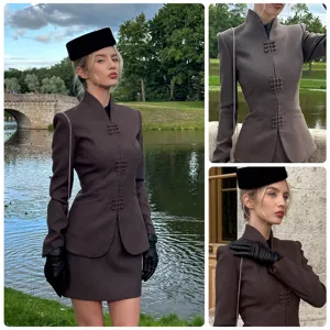 Detailansicht des Vintage-Blazers mit Stehkragen und Rock, eleganter Taillenschnitt.