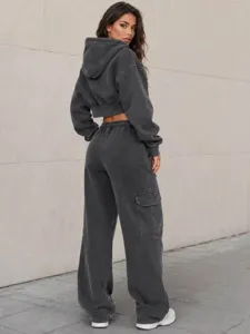 Detailansicht des vintage gewaschenen Crop-Hoodie und Cargo-Jogginghosen-Sets, Streetwear.