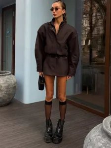 Conjunto de chaqueta corta de ante con cremallera y falda de talle alto, estilo retro.