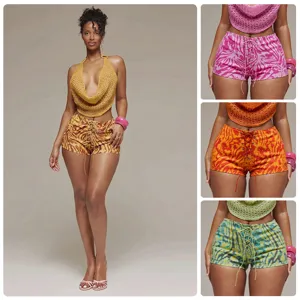 Shorts de fesses serrés taille haute tie-dye dégradé femme avec crop top en tricot halter.