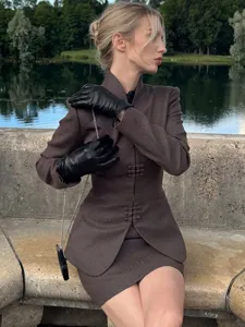 Schicker Retro Zweiteiler mit Stehkragen und eleganter taillierter Passform fuer Herbst.
