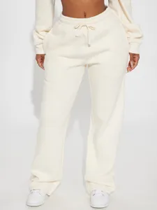 Beige kurzer Kapuzenpullover und weite Jogginghose Set, lässiges Loungewear Outfit Detail.