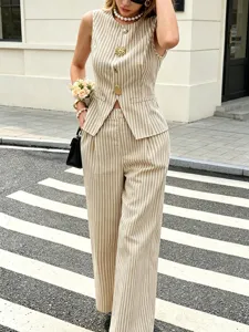 Detailansicht des beige gestreiften ärmellosen Weste- und Weitbein-Hosen-Sets mit schickem Stil.