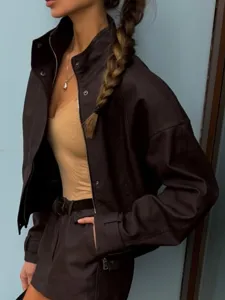 Conjunto de chaqueta corta estilo ante y falda evasé, elegante detalle de moda retro.