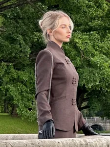 Detailansicht der retro braunen Stehkragen Blazerjacke mit Knöpfen kombiniert mit Rock für Herbstmode.