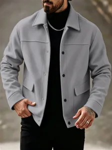 Veste en laine grise pour homme en détail, avec doubles poches et revers classiques.