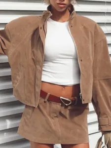 Conjunto de chaqueta corta con cremallera y falda de talle alto de ante sintético, retro.