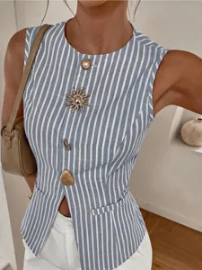 Blau-weiß gestreifte ärmellose Weste mit dekorativen Knöpfen für elegante Business-Looks.