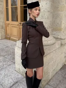 Elegantes Retro-Damen-Rock-Anzug-Set mit Stehkragen und Knöpfen für schicke Herbst-Pendler-Looks.
