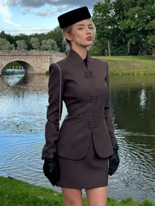 Detailansicht des eleganten Retro-Blazers mit Stehkragen und Rock-Set in schöner Umgebung.