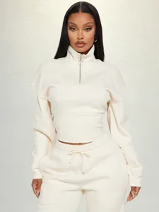 Detailansicht des kurzen Damen Sweatshirts mit Halbverschluss und passender Jogginghose in Creme.