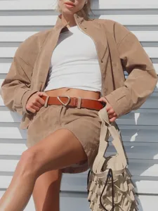 Conjunto elegante de ante con chaqueta de cuello alto y falda de talle alto estilo retro.