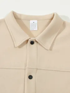 Gros plan detail du col de veste melange de laine uni pour homme avec boutons noirs avant