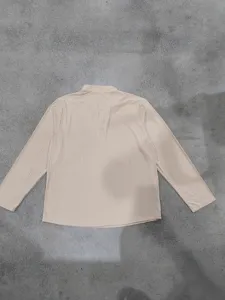 Vue arrière détaillée d'une chemise en tricot à manches longues pour homme avec texture rayée.