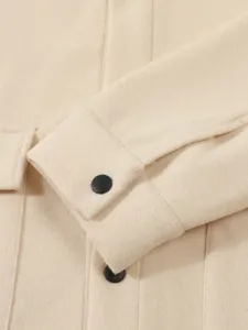 Détail de manche de veste en mélange de laine pour homme, poignet et bouton de vêtement beige élégant.