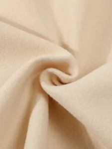 Gros plan détaillé de la texture de tissu en laine beige pour veste d'hiver pour hommes.